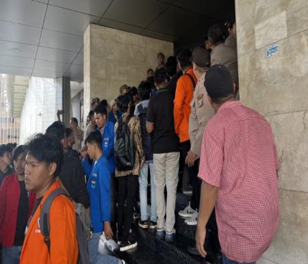 Aliansi Mahasiswa Reformasi Riau berhasil jebol gebang utama Kantor Gubernur (foto/yuni)